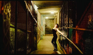 Kat Kikta explora el deseo digital en “Your Voice In My Ear”