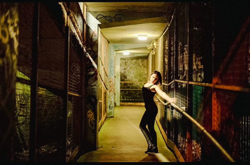 Kat Kikta explora el deseo digital en “Your Voice In My Ear”