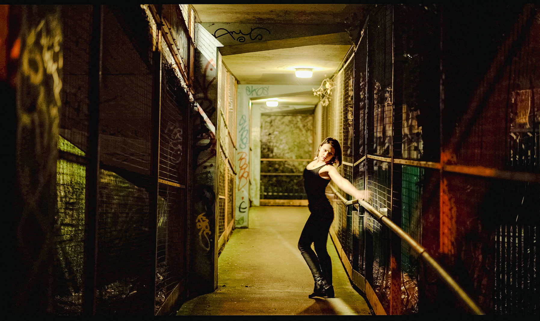 Kat Kikta explora el deseo digital en “Your Voice In My Ear”