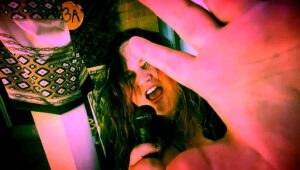 Punk sin filtros: Clare Easdown desafía al poder global