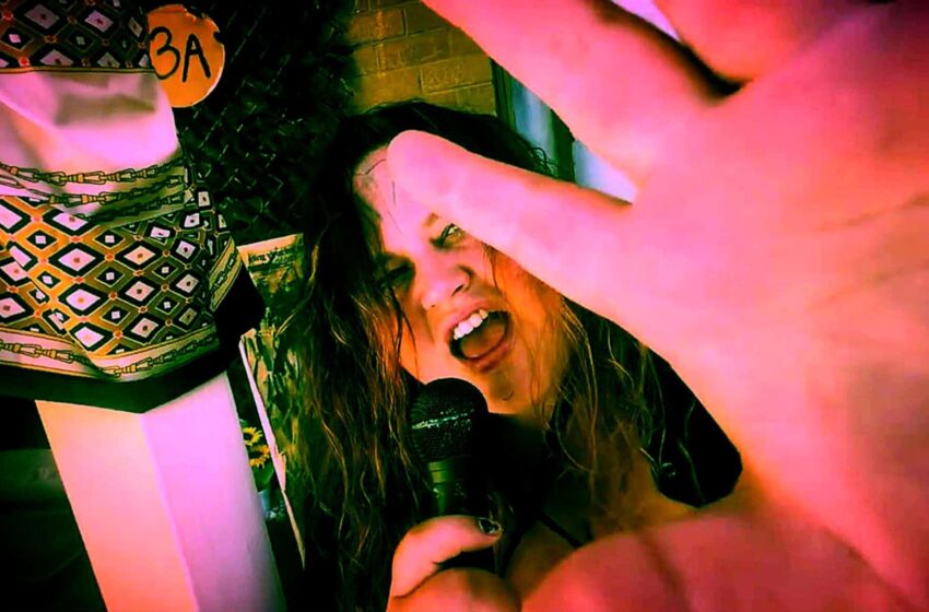  Punk sin filtros: Clare Easdown desafía al poder global