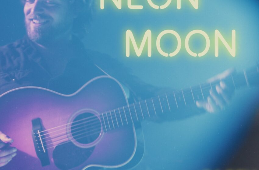  Una versión íntima y emotiva del clásico “Neon Moon”
