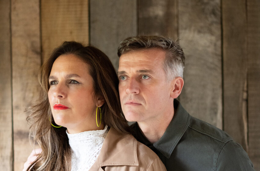  “Thousands Are Sailing”: folk íntimo sobre migración y valentía