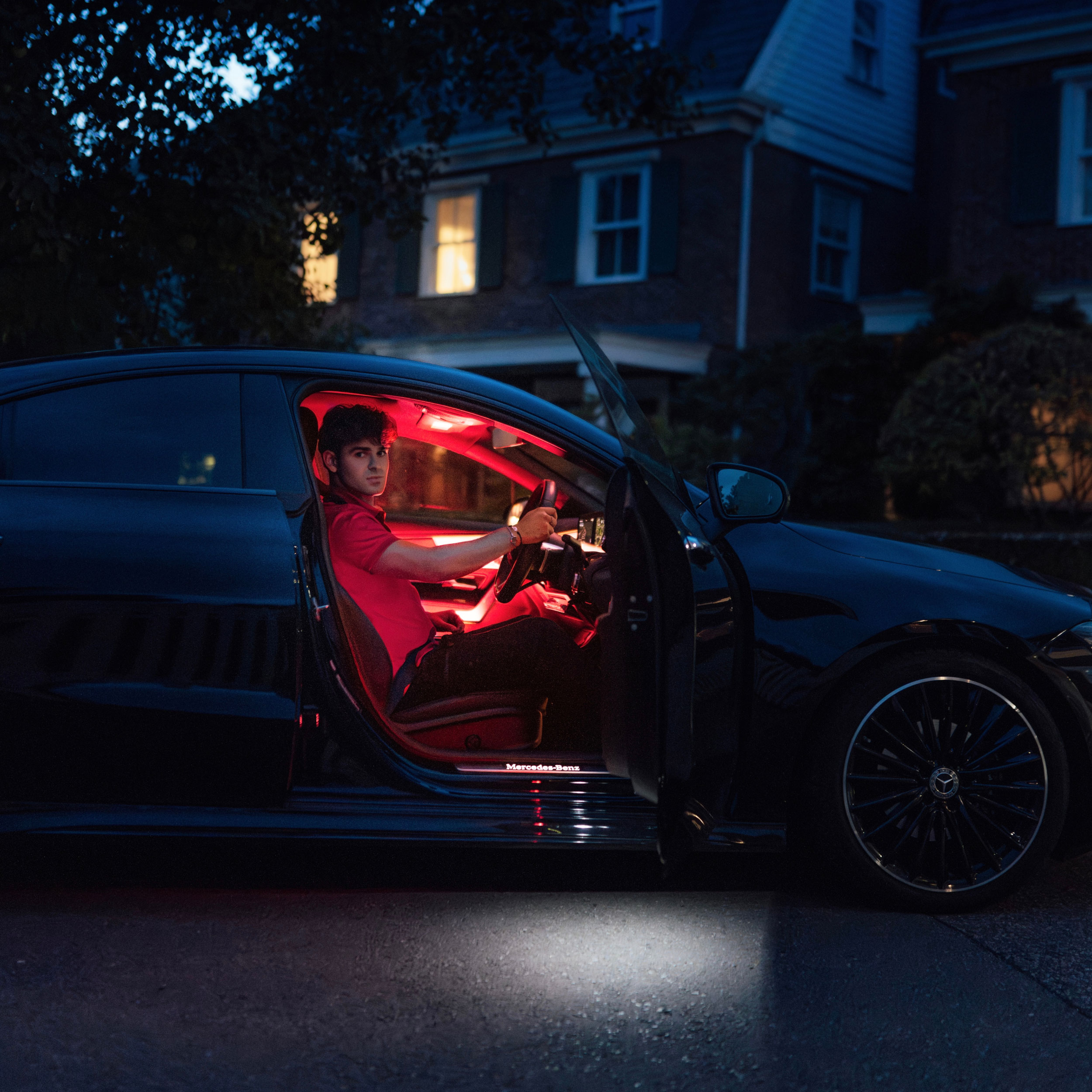 El viaje íntimo y nocturno que impulsa “The Mercedes” de Max Sarre