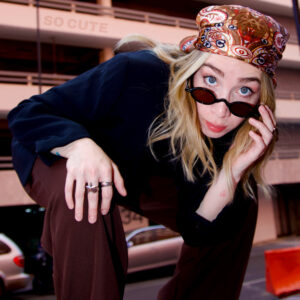 Entre electricidad, introspección y sombras elegantes.