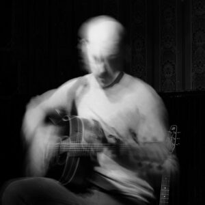 Entre la noche y la memoria: cuatro canciones, cuatro maneras de arder