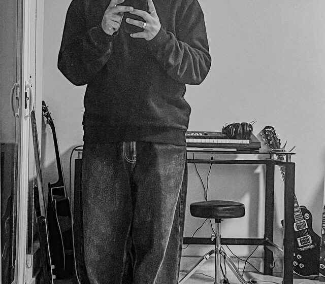  Luces que laten: cuatro canciones para atravesar la noche