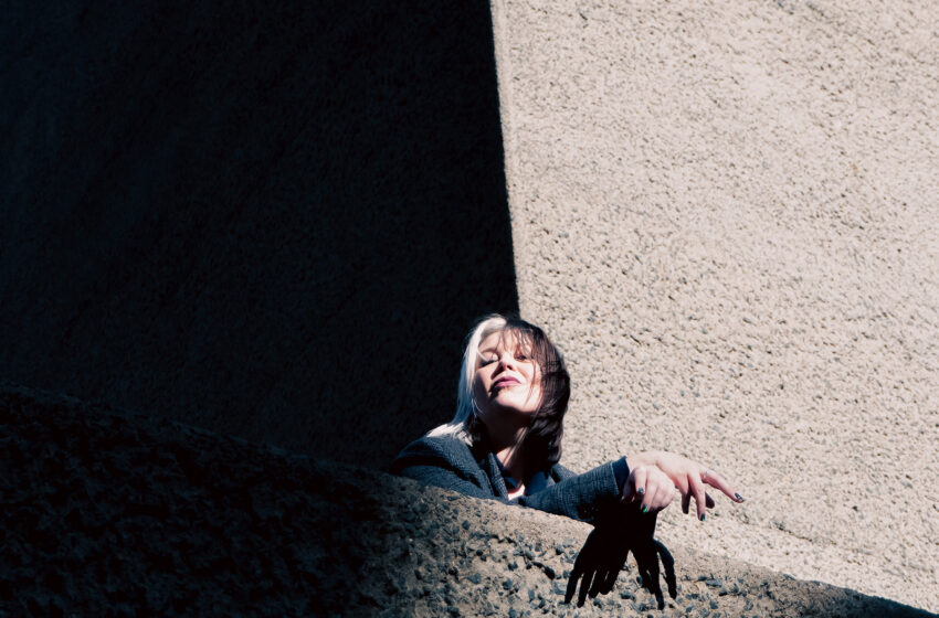  Freya Magee explora la soledad indie en “Over There”