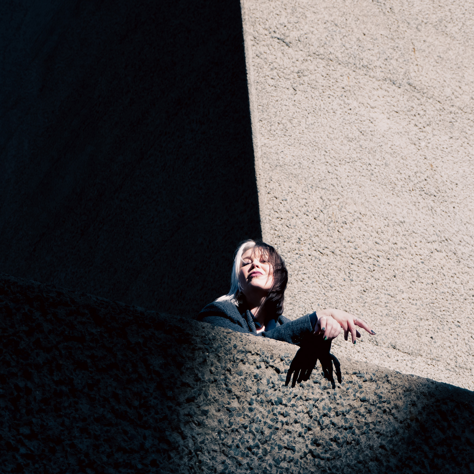 Freya Magee explora la soledad indie en “Over There”