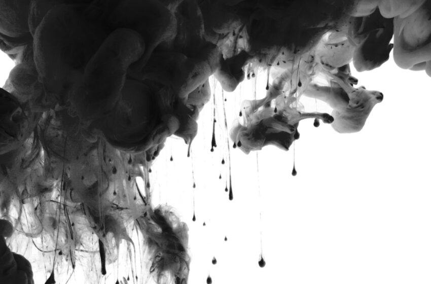  Metal melódico y resiliencia en el poderoso single “Kneel”