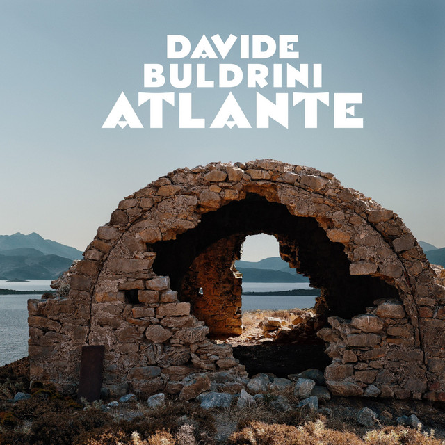 Entre la luz que insiste, los sueños que inquietan, la memoria que abriga y el miedo que empuja