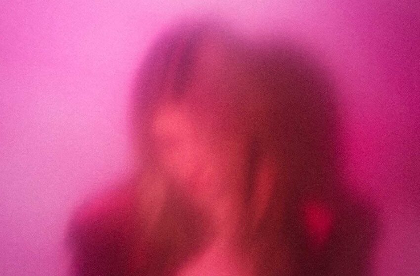  Ava Valianti tiñe el amor joven con “Deep Fuchsia”