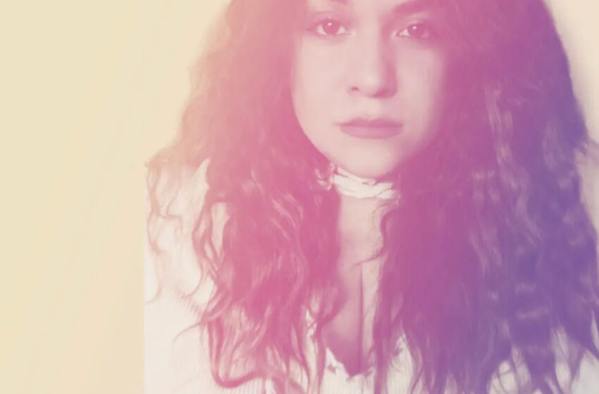  Saasz explora la vulnerabilidad en “Nostalgic Escapism”