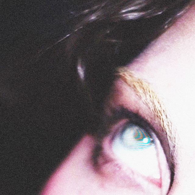 Entre sombras, bucles y cicatrices