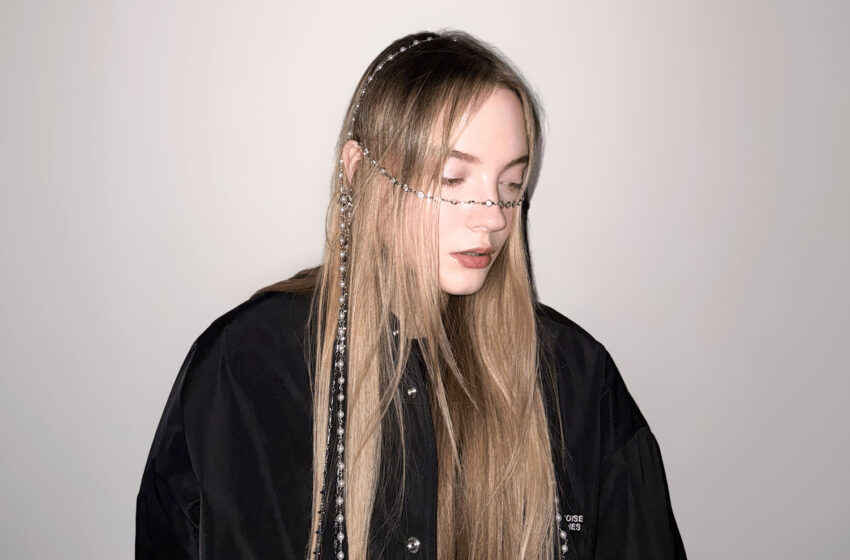  “halfen” de Almost Morning: Un debut de art pop y minimalismo