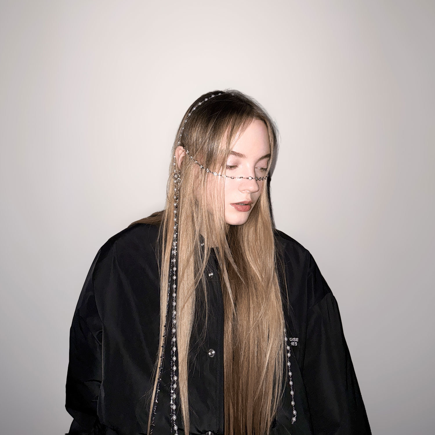 “halfen” de Almost Morning: Un debut de art pop y minimalismo