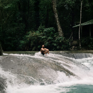 Eladio Carrión abraza la gratitud en “Buenos Días”