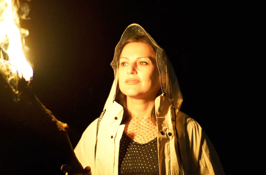  Kat Kikta cuestiona el alma en “Are You Worthy?”