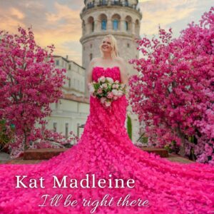 Kat Madleine revive los 90s con “I’ll Be Right There”
