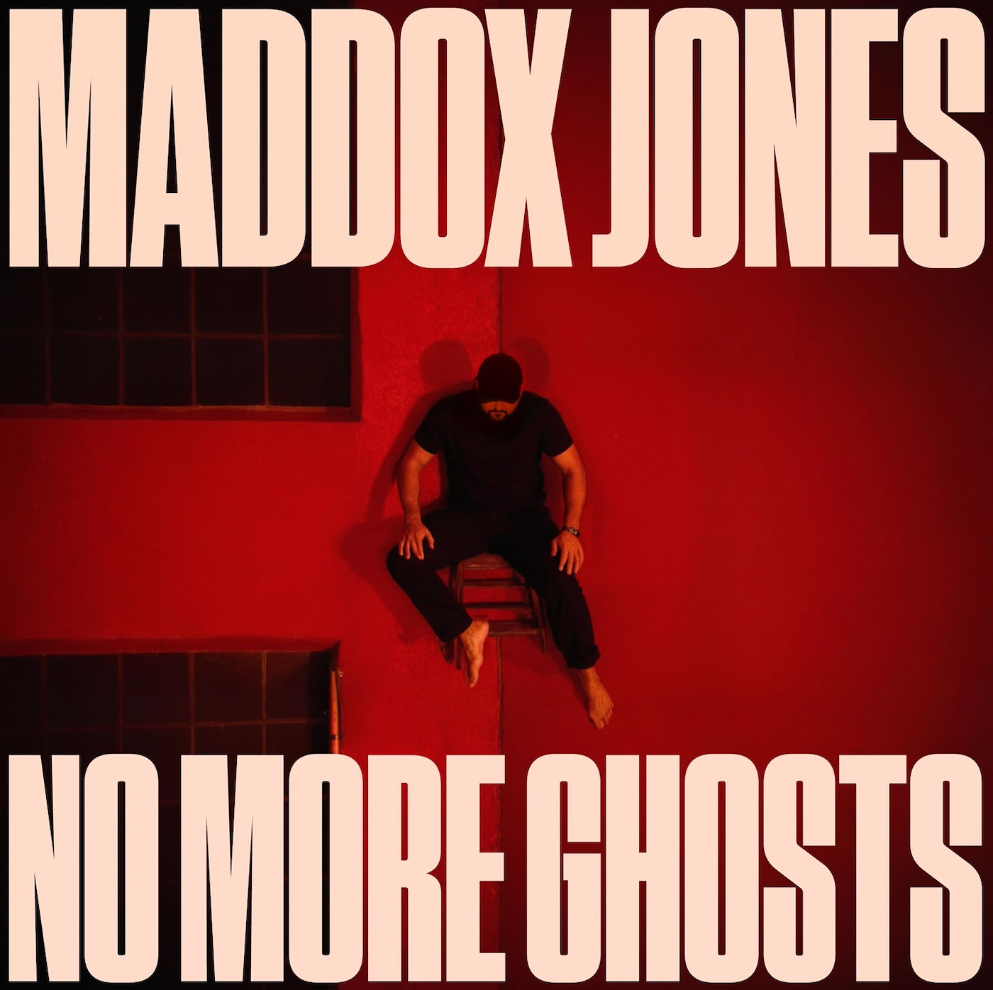 Maddox Jones transforma “No More Ghosts” en liberación pop
