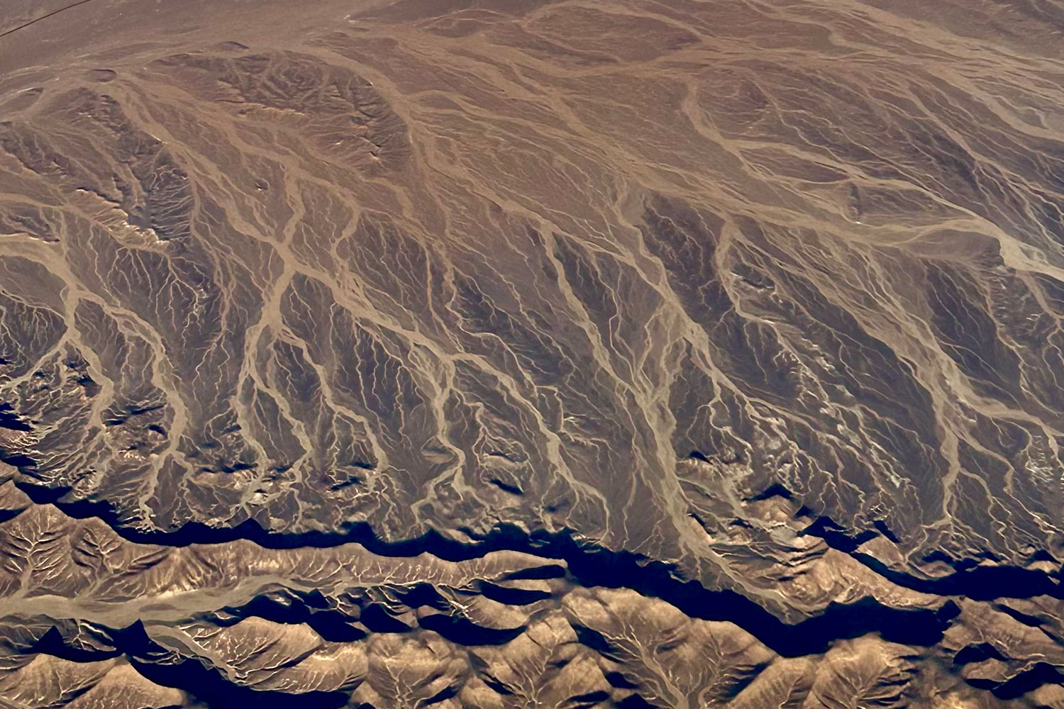 Tuxedo Dave debuta con el hipnótico “Ground”