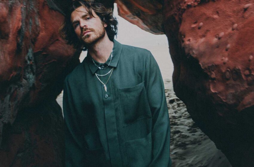  Ashley Ray Simon y su álbum Tierra Santa