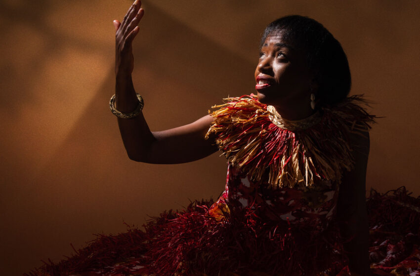  Tita Nzebi revive memoria y raíces en “Réminiscence”