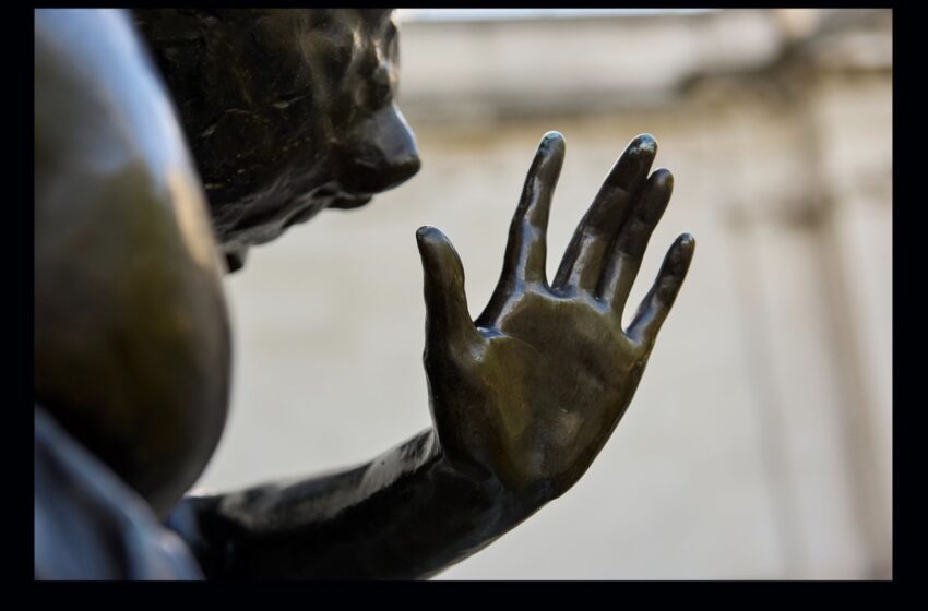  Gerry Farrow y Rue Randall presentan “Untouchable”