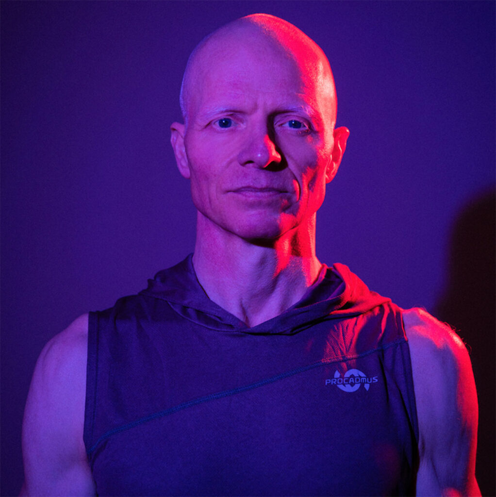 50mething transforma experiencia en dark pop introspectivo