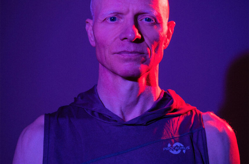  50mething transforma experiencia en dark pop introspectivo