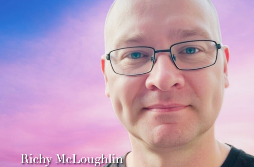  Richy McLoughlin explora memoria y resiliencia