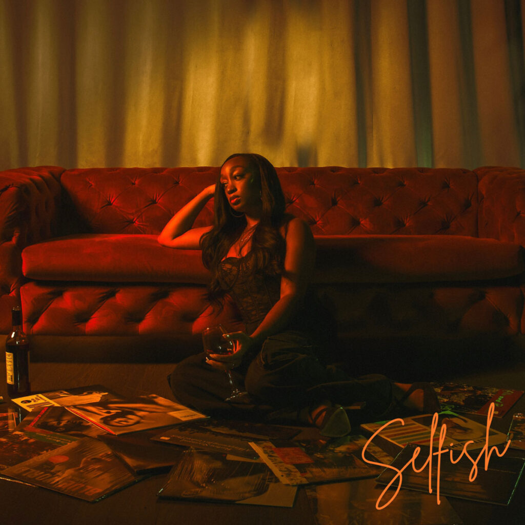 Nia Marie explora desamor y vulnerabilidad en “Selfish”
