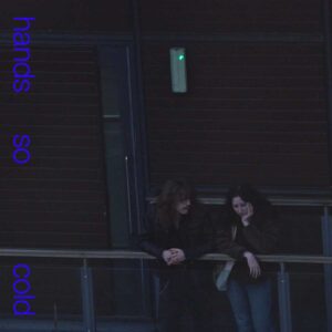 800cc explora la desconexión emocional en “hands so cold”