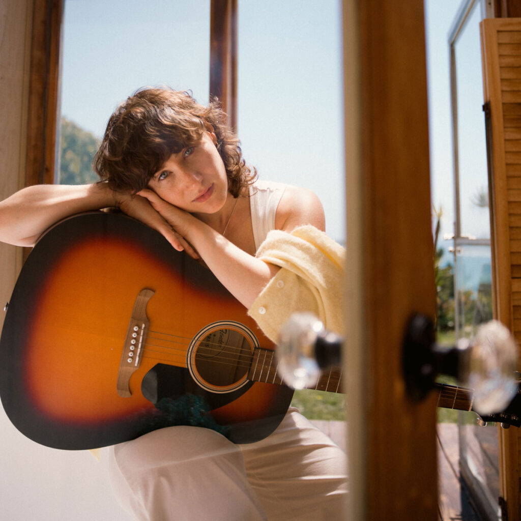 Alana Silver convierte la nostalgia en canción con “Patio Door”