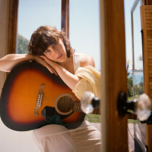 Alana Silver convierte la nostalgia en canción con “Patio Door”