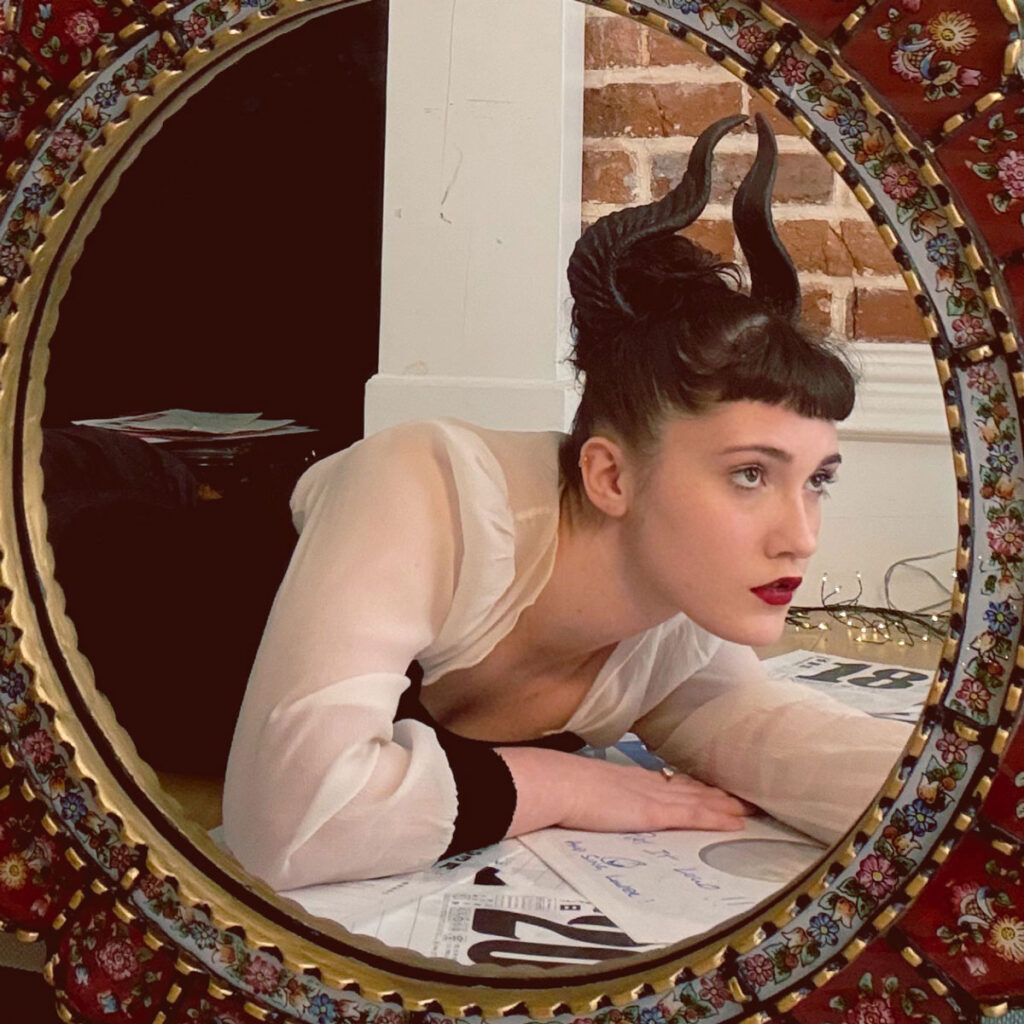 Caitlin Kent-Halliday abraza el cambio en Backwards, Baby