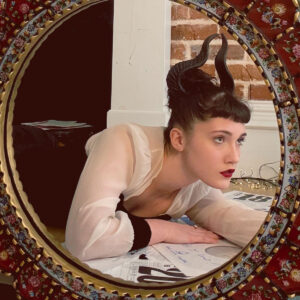 Caitlin Kent-Halliday abraza el cambio en Backwards, Baby