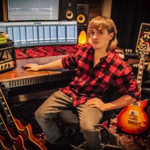 “Walls Fall Down” de Luca Cruz: garage rock con espíritu de perseverancia