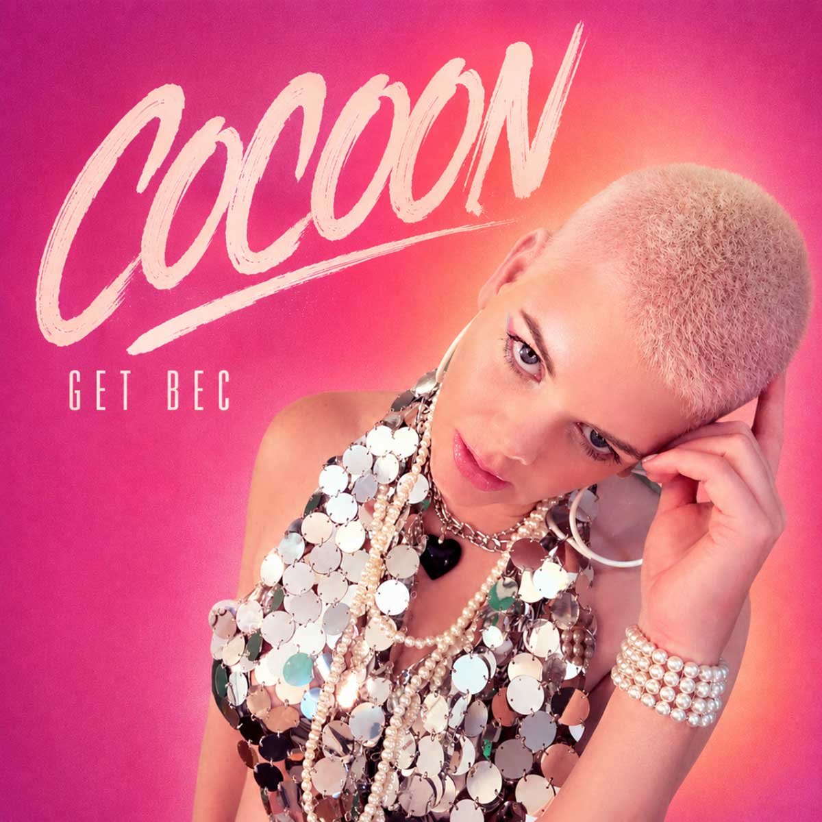  GET BEC mezcla deseo y humor oscuro en “Cocoon”