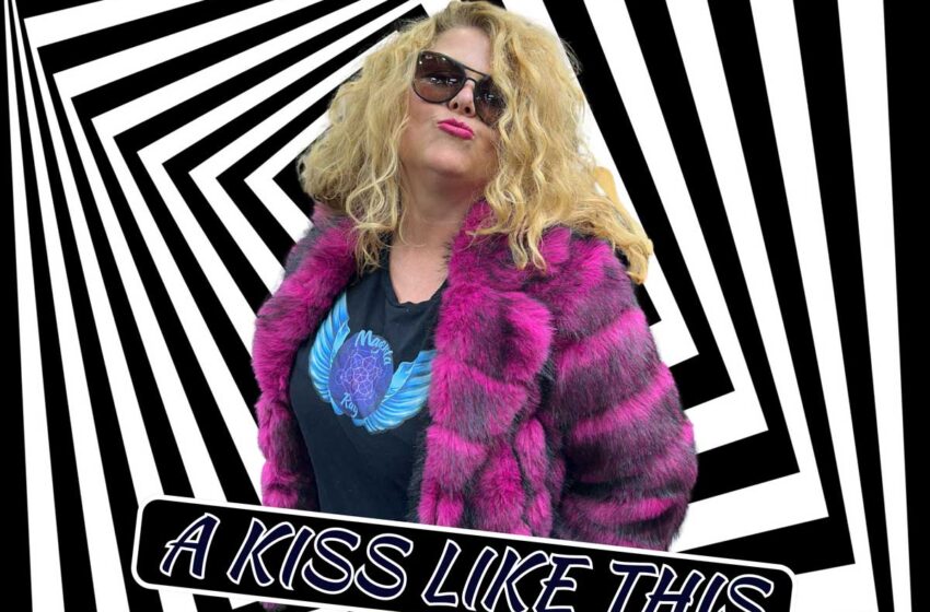  Magenta Ray captura el vértigo de “A Kiss Like This”