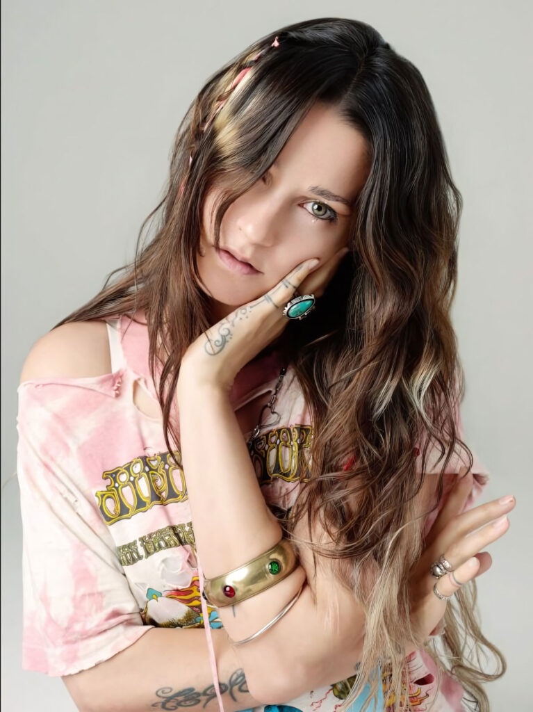 Lauren Ruth Ward lleva “No Controles” al indie psicodélico